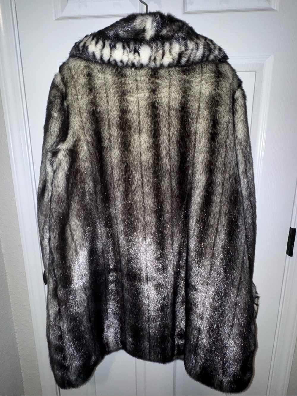 VTG 80’s-Dennis Basso Black and Gray Women’s size LG Warm Faux Fur Coat w/BlkBag - Picture 3 of 9